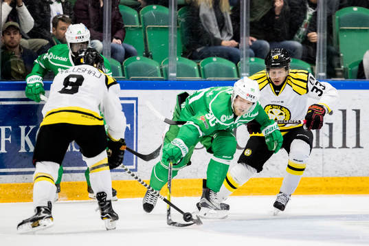 Rögles Ted Brithén försöker nå pucken