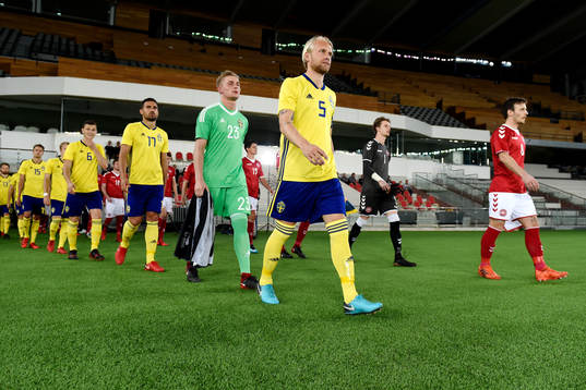 Sveriges och Danmarks spelare går in på plan