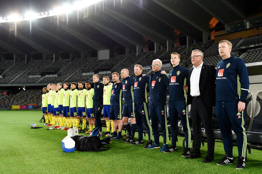 Sveriges avbytare samt ledare sjunger nationalsången