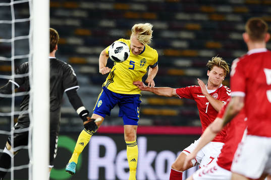 Sveriges Johan Larsson nickar mot mål samtidigt som