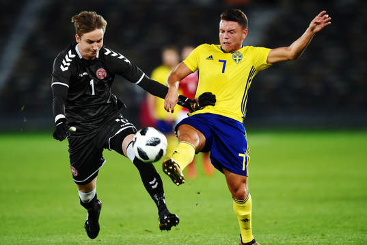 Sveriges Kerim Mrabti med läge mot Danmarks målvakt