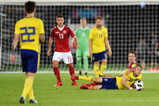Danmarks Lasse Nielsen och Sveriges Oscar Lewicki ligger ner
