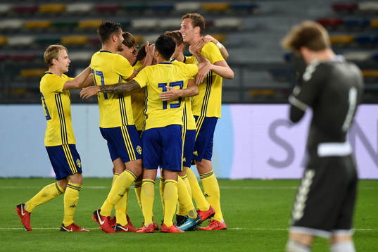 Sveriges Gustaf Nilsson jublar med Jiloan Hamad