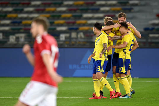 Sveriges Gustaf Nilsson jublar med Jiloan Hamad
