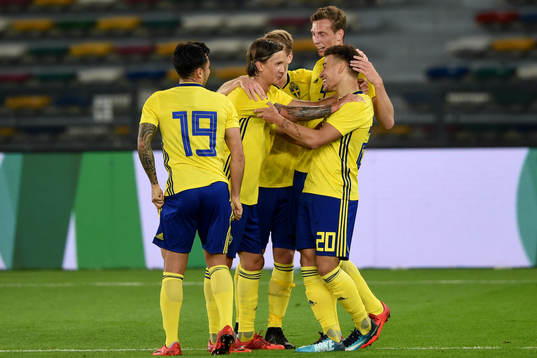 Sveriges Gustaf Nilsson jublar med Jiloan Hamad och Jordan