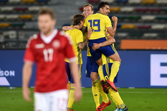 Sveriges Gustaf Nilsson jublar med Jiloan Hamad