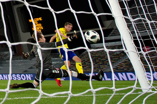 Sveriges Gustaf Nilsson gör 1-0 bakom Danmarks målvakt