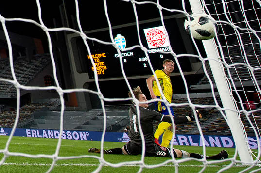 Sveriges Gustaf Nilsson gör 1-0 bakom Danmarks målvakt