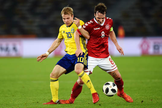 Sveriges Oscar Lewicki och Danmarks Mike Jensen i närkamp