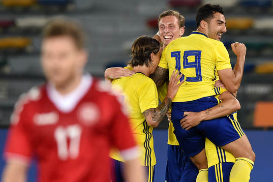 Bläddra bland fler bilder av Fotboll, landskamp, Sverige - Danmark