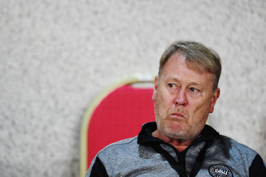 Danmarks Åge Hareide på läktaren