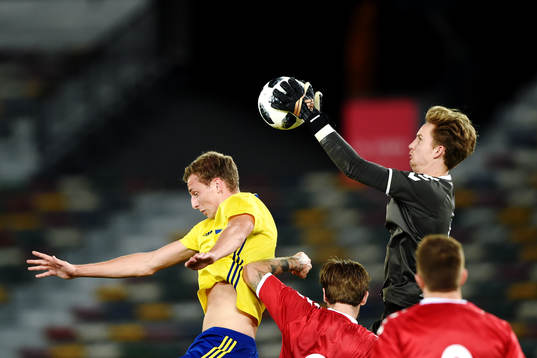 Sveriges Gustaf Nilsson och Danmarks målvakt Fredrik