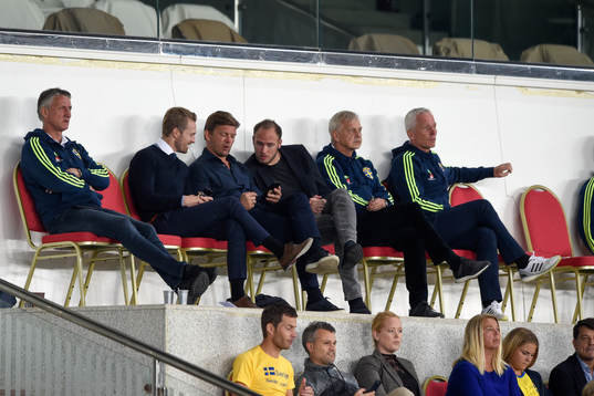 Christian Wilhelmsson och Andreas Granqvist tittar på