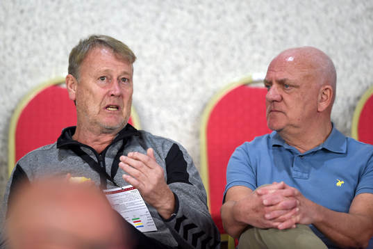 Danmarks tränare Åge Hareide på läktaren