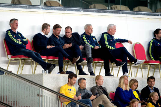 Christian Wilhelmsson och Andreas Granqvist tittar på