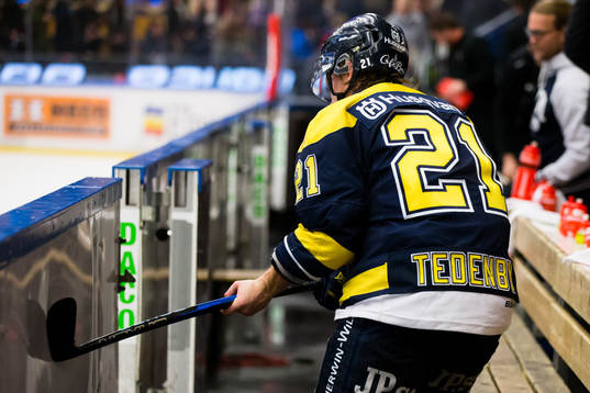 s Mattias Tedenby slår klubban i sargen