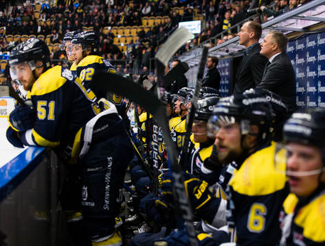 s spelare och tränare tränare Johan Lindbom deppar