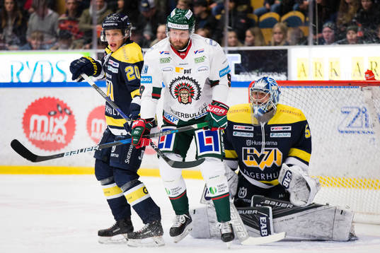 s Lawrence Pilut och målvakt Fredrik Pettersson-Wentzel