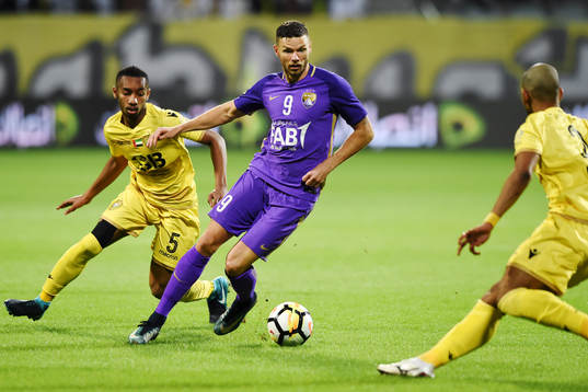 Al Ains Marcus Berg och Al Wasls Ali Hassan Salim