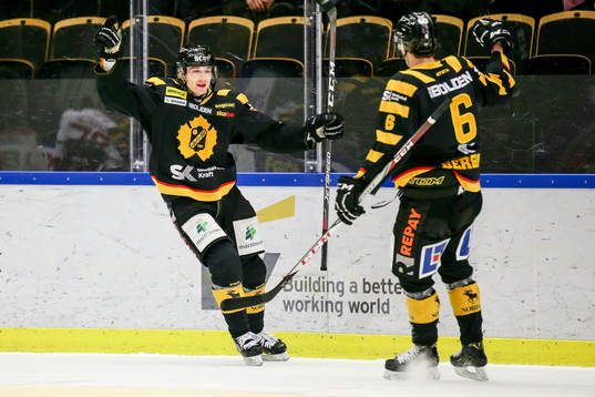 Skellefteås Adam Pettersson och Filip Berglund jublar