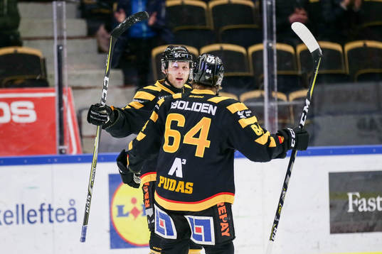 Skellefteås Oscar Möller och Jonathan Pudas jublar