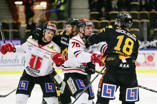 Örebros Tom Wandell och Jere Sallinen i ett gruff med