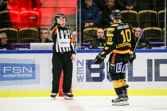 Skellefteås Joakim Lindström i samtal med Domare Daniel