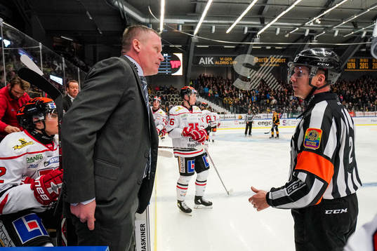 Örebros tränare Niklas Sundblad pratar med Domare Daniel