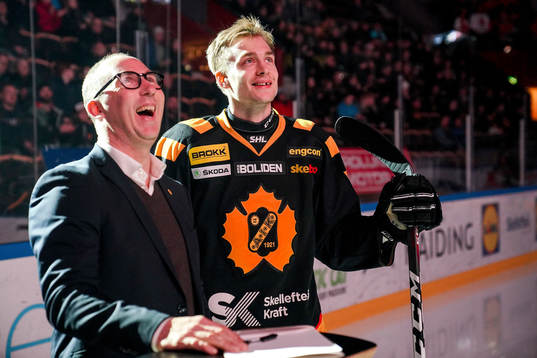 Skellefteås sportchef Mikael Lindgren skriver på ett nytt