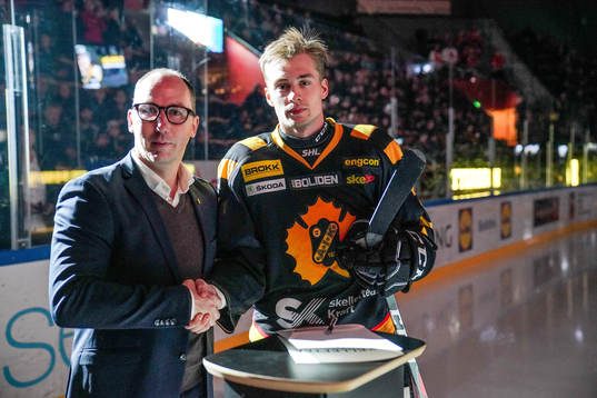 Skellefteås sportchef Mikael Lindgren skriver på ett nytt