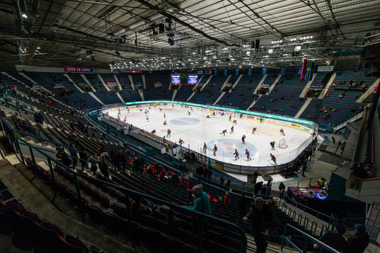 s och Djurgårdens spelare värmer upp på Hovet
