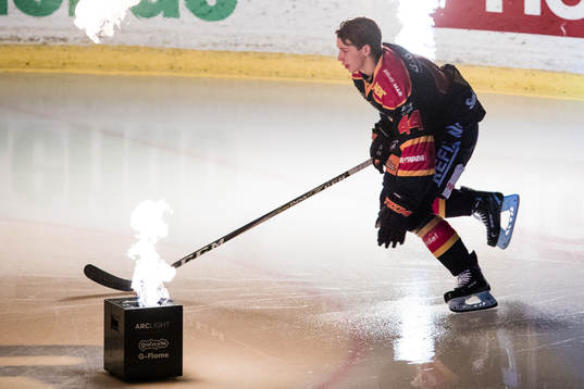 Djurgårdens Lukas Vejdemo åker in på isen