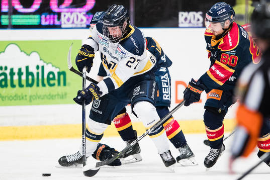 s David Gustafsson jagas av Djurgårdens Gustav Possler