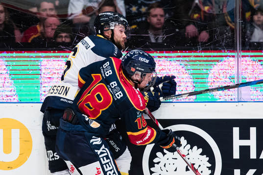 s Christoffer Persson tacklas av Djurgårdens Christoffer