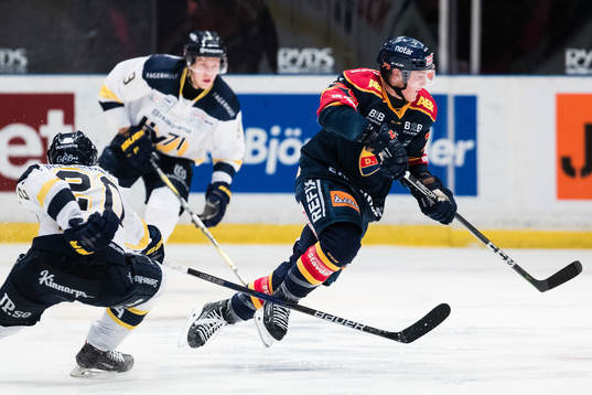 s Lawrence Pilut har omkull Djurgårdens Patrik Lundh