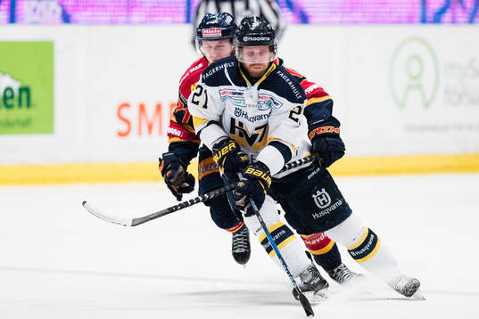s Mattias Tedenby jagas av Djurgårdens Jonathan Davidsson