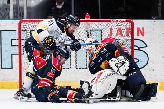 s Mattias Tedenby i kamp om pucken med Djurgårdens Lukas