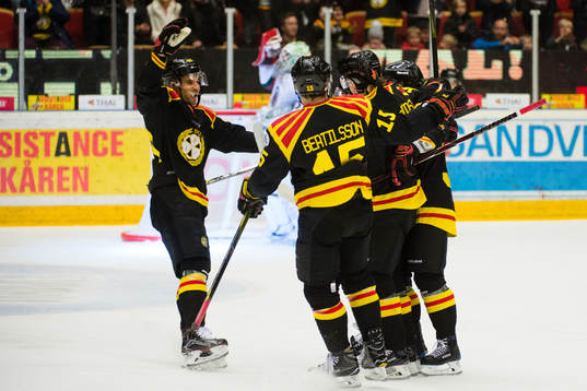 Brynäs Jesper Jensen och Simon Bertilsson jublar med