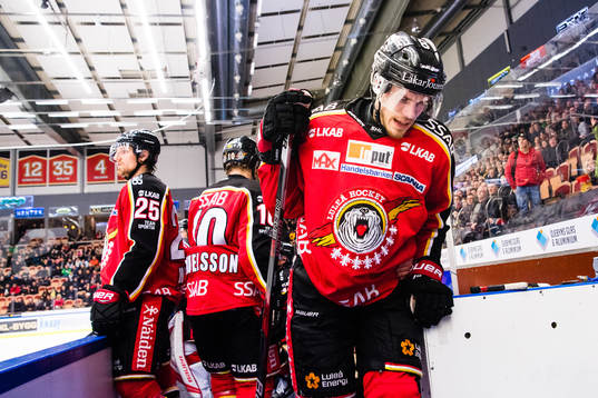 Luleås Emil Larsson kliver av skadad