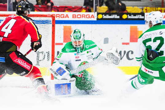 Luleås Johan Harju framför Rögles målvakt Ville