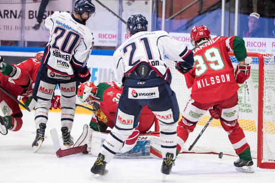 Linköpings Nick Sörenssen gör 0-2 bakom Moras målvakt