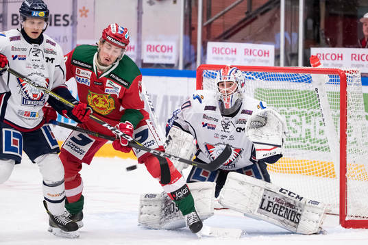 Moras Robin Johansson framför Linköpings målvakt Jacob