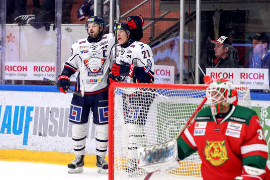 Linköpings Emil Sylvegård jublar med Niklas Persson