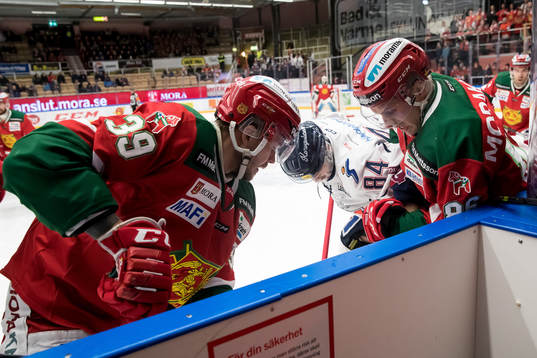 Moras Jacob Nilsson och Linköpings Jimmy Andersson och