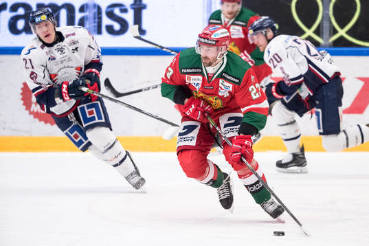 Moras Tomas Skogs  i ishockeymatchen i SHL mellan Mora och