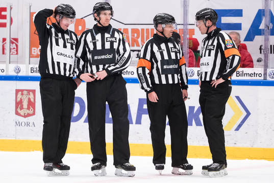 Linjedomare Jimmy Dahmen och Fredrik Altberg och domare