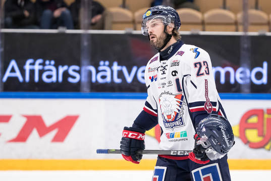 Linköpings Niklas Persson  i ishockeymatchen i SHL mellan