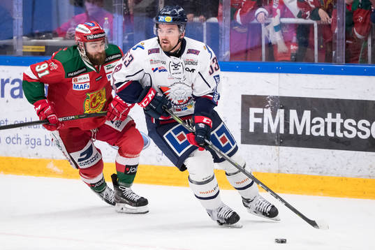 Moras Jacob Lagacé och Linköpings Eddie Larsson  i