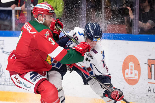 Moras Brandon Gormley och Linköpings Jacob Lilja  i