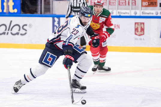 Linköpings Niklas Persson  i ishockeymatchen i SHL mellan